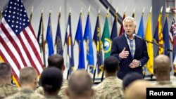 El secretario de Defensa, Chuck Hagel, habla con las tropas durante su visita a la base de Bagram en Afganistán.