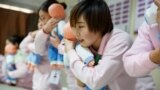 北京一所家政服務培訓學校的學員們正學習如何照看嬰兒（路透社2018年12月5日）