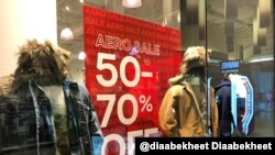 A large store's window sign promotes sales up to 70 percent discount in Virginia.(Photo: Diaa Bekheet) 