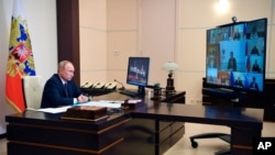 러시아의 블라디미르 푸틴 대통령이 11일 모스크바 외곽 노보올가요보에서 내각 회의를 했다. 국영 TV로 생중계된 회의를 통해 러시아가 세계 최초 코로나바이러스 백신 승인 허가를 했다고 말했다. 