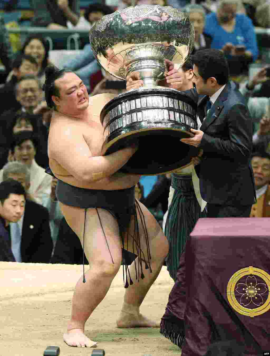 Yaponiya - Sumo yarışlarının qalibi Kisenosato &nbsp;