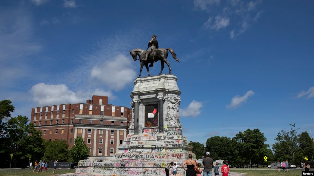 Konfederatsiya armiyasi qo'mondoni general Robert Li haykalini Richmond shahridagi Memorial ko'chasidan olish muhokamada