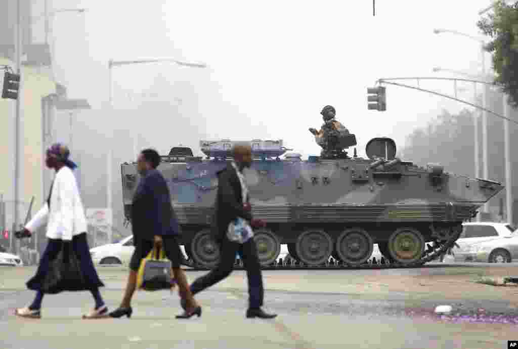 Un soldat patrouille dans les rues d&#39;Harare, au Zimbabwe, le 15 novembre 2017.