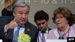 Le secrétaire général de l’ONU, Antonio Guterres, à côté de Louise Arbour, représentante spéciale du Secrétaire général de l’ONU pour les migrations internationales, lors de la conférence des Nations Unies sur les migrations, à Marrakech, le 10 décembre 2018.