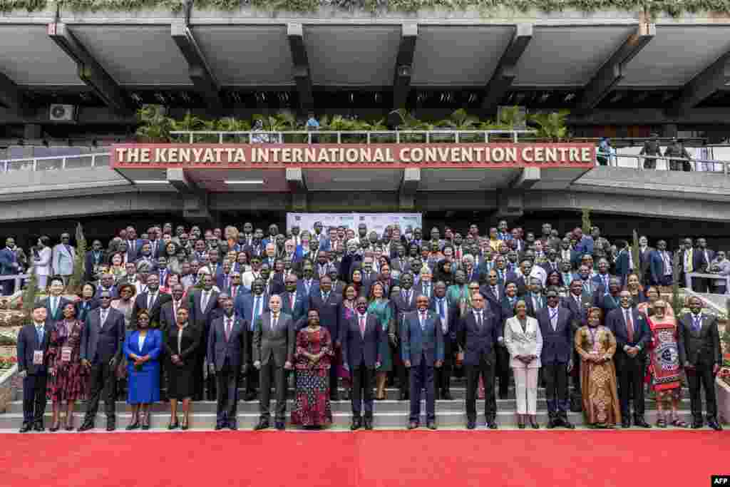 Rais William Ruto (1st row C) na viongozi wenzake pamoja na wajumbe wakipiga picha ya pamoja wakati wa mkutano wa Hali ya Hewa Afrika, katika&nbsp;ukumbi wa mikutano wa Kenyatta, (KICC) Nairobi on September 4, 2023. (Photo by Luis Tato / AFP)