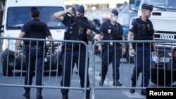 Французская полиция обеспечивает безопасность возле здания суда, 8 сентября 2021 г.