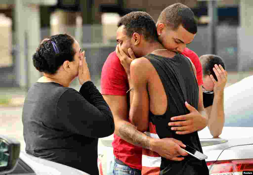 Para anggota keluarga, kerabat berpelukan di luar kantor polisi di Orlando, Florida pasca penembakan terhadap klub malam Pulse di sana.