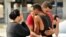 Amigos y familiares de las víctimas se han reunido en las afueras del cuartel de policía en Orlando, Florida.