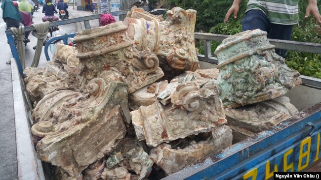 Những đầu cột trong biệt thự cổ ở Nơ Trang Long, quận Bình Thạnh, bị bán ngay sau khi công trình bị xóa sổ (chụp tháng 10/2018).