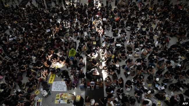 星期五(8月9日),近千名身着黑衣的示威者再度占领香港国际机场,计划接连三天在这里示威。