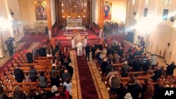 Warga Irak menghadiri misa Natal di Gereja Mar Youssif Chaldean, di Baghdad, 25 Desember 2018. 