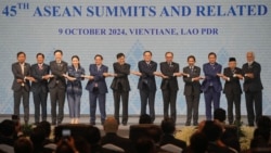 Para perwakilan negara-negara anggota ASEAN bergandengan tangan dalam pembukaan KTT ASEAN di Vientiane, Laos, Rabu, 9 Oktober 2024. (Foto: Dita Alangkara/AP Photo)