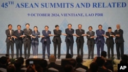 Para perwakilan negara-negara anggota ASEAN bergandengan tangan dalam pembukaan KTT ASEAN di Vientiane, Laos, Rabu, 9 Oktober 2024. (Foto: Dita Alangkara/AP Photo)