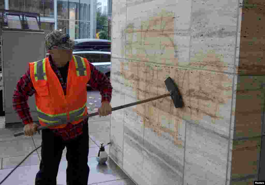  Paul Watts, of Graffiti Removal Services, works for free to clean up after a protest of the election of Republican Donald Trump as president of the United States in Portland, Oregon, Nov. 11, 2016. 