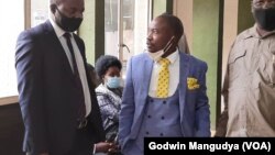 Le maire de Harare Jacob Mafume et l'avocat Tonderai Bhatasara (VOA).