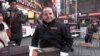 Ariel Barbouth, propietario del negocio de empanadas argentinas, Nuchas, posa frente a su local en Times Square.