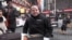 Ariel Barbouth, propietario del negocio de empanadas argentinas, Nuchas, posa frente a su local en Times Square.