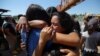 Foto de archivo. Migrantes venezolanos se abrazan después de cruzar el Río Grande y pasar a través del alambre de púas en Eagle Pass, Texas, el 28 de septiembre de 2023. REUTERS/Brian Snyder