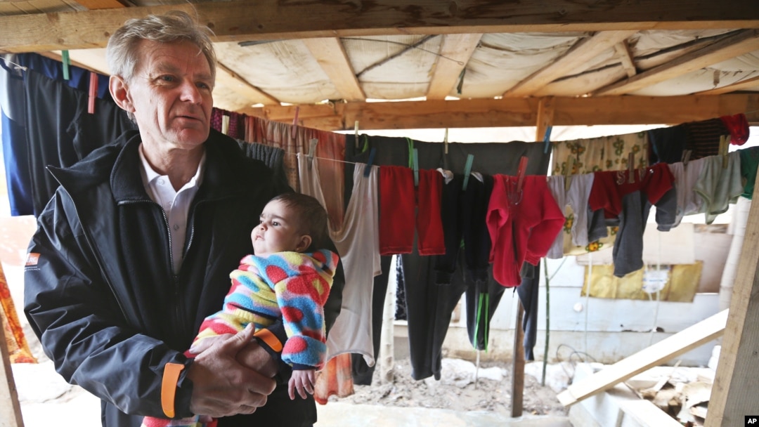 Penasihat khusus PBB tentang Suriah, Jan Egeland menggendong seorang bayi di kamp pengungsi Suriah di Marej, Lembah Bekaa, Lebanon (foto: dok).