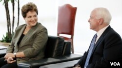 La presidenta de Brasil, Dilma Rousseff fue la anfitriona del encuentro con el senador John McCain en el Palacio da Alvorada en Brasília.