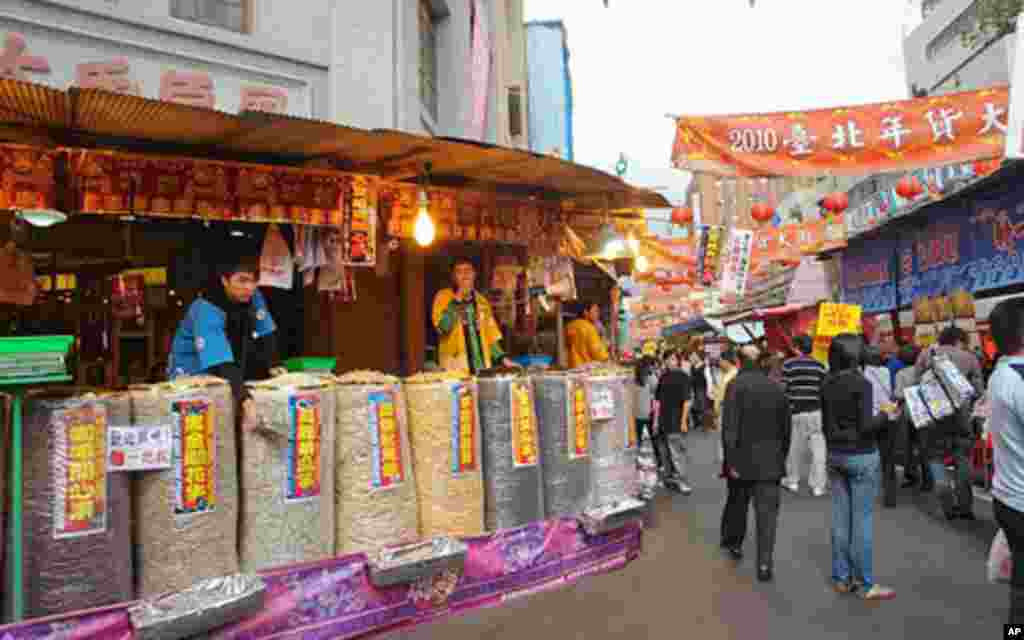 Taiwanese prepare for Chinese new year-