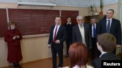 Thủ tướng Nga Dmitry Medvedev thăm một trường trung học tại thành phố Simferopol ở Crimea, ngày 31/3/2014. 