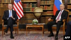 조 바이든 미국 대통령(왼쪽)과 블라디미르 푸틴 러시아 대통령이 지난 6월 스위스 제네바에서 회담했다.