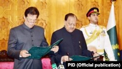 Presiden Mamnoon Hussain mengambil sumpah jabatan Imran Khan sebagai Perdana Menteri Pakistan di Aiwan-eSadr, Islamabad, 18 Agustus 2018. 