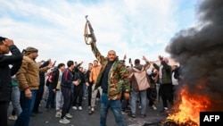 Sur la place des Omeyyades, les tirs d'armes à feu en signe de joie se mêlaient aux cris "d'Allah Akbar" ("Dieu est le plus grand"). 