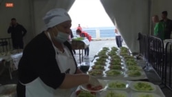 Ramadan: à Alger, des bénévoles préparent 1300 repas par jour pour les démunis