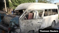 폭탄 테러의 피해를 입은 아프가니스탄 지역 방송 미니 버스.