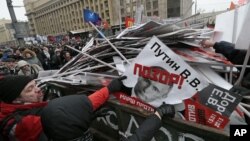 В конце шествия портреты депутатов Госдумы и членов Совета Федерации, которые поддержали «антимагнитский» закон, а также президента Путина, бросали в огромный мусорный бак. Москва, Россия 13 января 2013 года