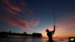 Sterling Pesue, de Vergennes, Vermont, disfruta de un día de pesca el fin de semana del Día del Trabajo el viernes, 31 de agosto de 2018.