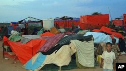 A boy walks by a makeshift shelter for new arrivals at the Dollo Ado refugee transit center in Ethiopia, October 26, 2011 (VOA - P. Heinlein).