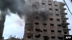 Сирийская оппозиция распространила это изображение одного из зданий Хомса, пострадавшего в результате артобстрела в ночь с 13 на 14 апреля. Достоверность этой информации пока не подтверждена. 