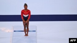 En esta foto tomada el 27 de julio de 2021, la estadounidense Simone Biles espera antes de competir en el evento de salto de la final del equipo femenino de gimnasia artística durante los Juegos Olímpicos de Tokio 2020 en el Centro de Gimnasia Ariake en T