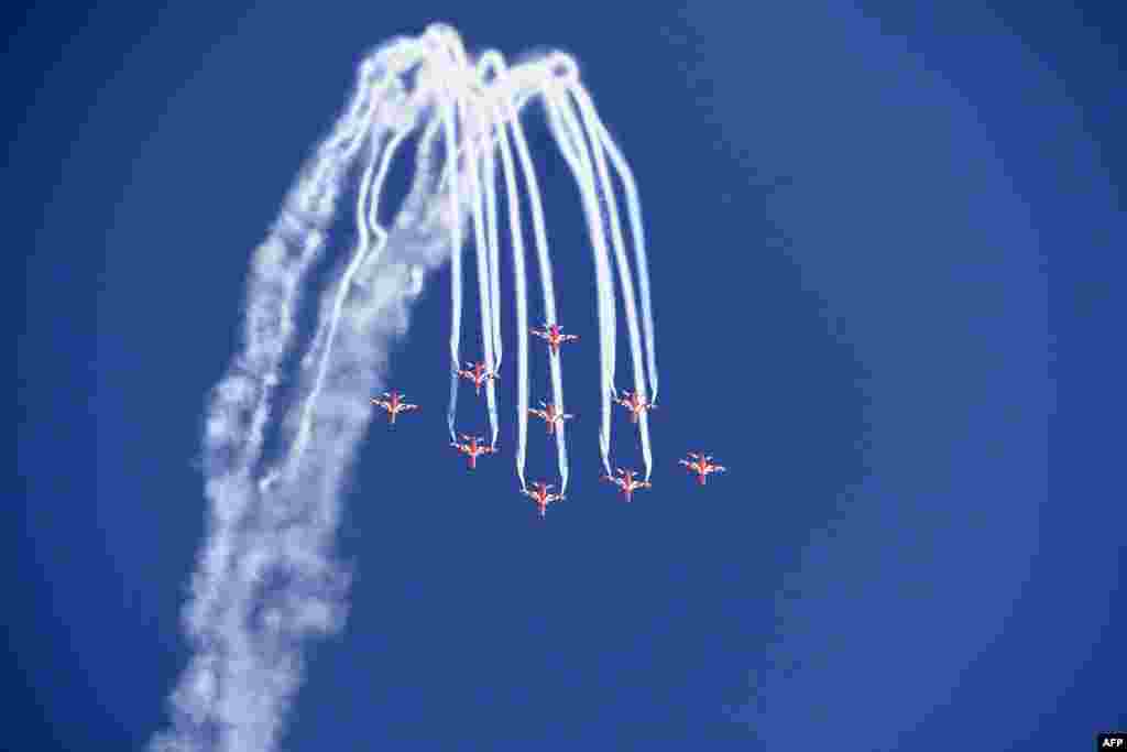 شو کے دوراں آکاش گنگا اسکائی ڈائیونگ حاضرین کی توجہ کا مرکز بنی۔