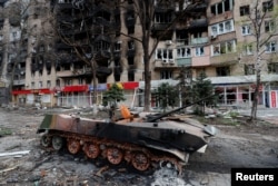 Sebuah kendaraan lapis baja hancur selama konflik Ukraina-Rusia di kota pelabuhan selatan Mariupol, Ukraina 22 April 2022. (Foto: REUTERS/Alexander Ermochenko)