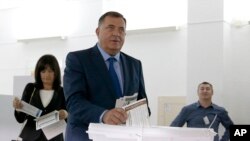 Milorad Dodik, kandidat za člana Predsjedništva BiH, ubacuje glasački listić u kutiju, Laktaši, 7. oktobar 2018.