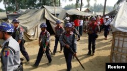 Polisi Myanmar melakukan patroli di kamp pengungsi etnis Rohingya di Sittwe, negara bagian Rakhine (foto: dok).