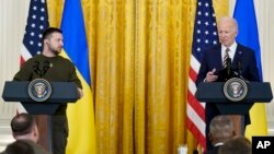 Президент Джо Байден під час прес-конференції з президентом України Володимиром Зеленським у Білому домі у Вашингтоні, середа, 21 грудня 2022 р. (AP Photo/Andrew Harnik)