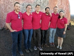 지난 1월 화성 생활 체험을 위해 하와이 빅아일랜드의 마우나로아 화산의 실험공간에 입소하는 과학자들이 기념사진을 찍고 있다.