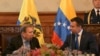 El presidente de Ecuador, Daniel Noboa, conversa con el líder de la oposición venezolana, Edmundo González Urrutia, en el Palacio de Carondelet en Quito, Ecuador, el 28 de enero de 2025. 