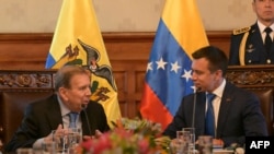 El presidente de Ecuador, Daniel Noboa, conversa con el líder de la oposición venezolana, Edmundo González Urrutia, en el Palacio de Carondelet en Quito, Ecuador, el 28 de enero de 2025. 