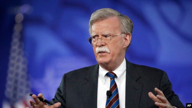 Cựu đại sứ Mỹ tại Liên Hiệp Quốc John Bolton là người ủng hộ mạnh mẽ cuộc xâm lược Iraq vào năm 2003. Ông cũng kêu gọi ném bom Iran và thay đổi chính quyền ở Triều Tiên.