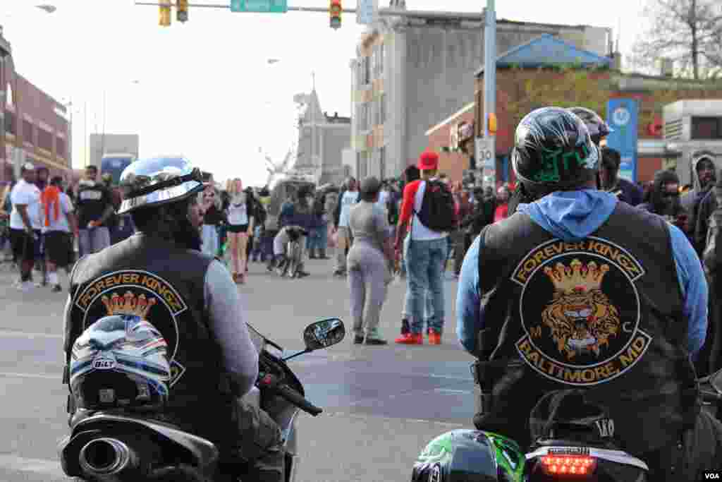 Para pendukung protes tiba dengan sepeda motor di Baltimore (28/4). (VOA/Victoria Macchi)