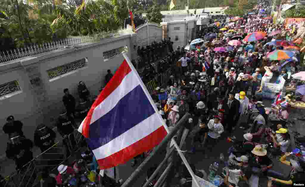 &nbsp;تھائی لینڈ میں حزب مخالف کا احتجاج جاری ہے اور اسی صورت حال کے تناظر میں ملک کے الیکشن کمیشن نے عام انتخابات کے انعقاد میں غیر معینہ مدت تک التوا کی درخواست بھی کر دی ہے۔