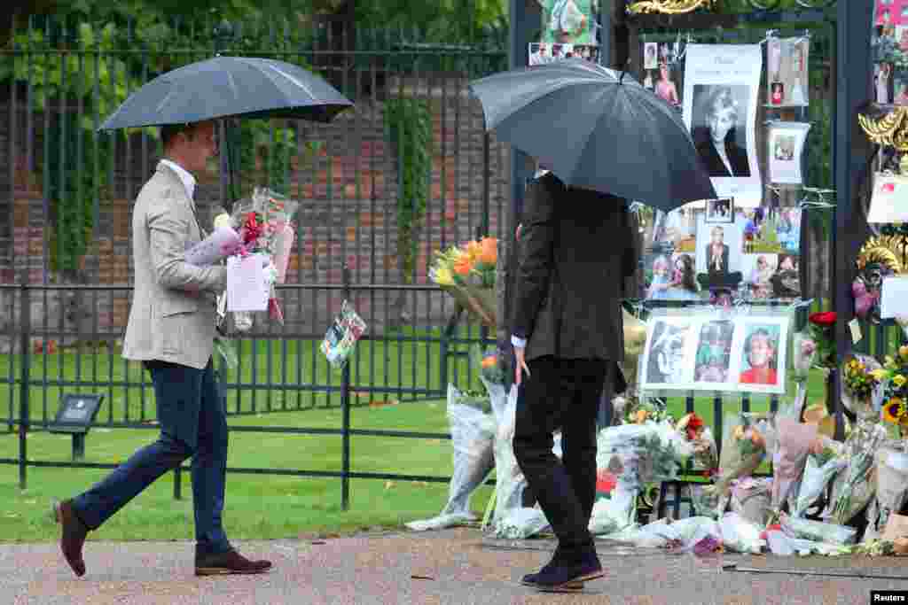 London - Şahzadə Uilliam və şahzadə Harri anaları Diananın Kensinqton sarayının darvazasındakı xatirə güşəsini ziyarət edir &nbsp;