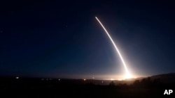 지난해 2월 미 공군이 캘리포니아주 반덴버그 기지에서 실시한 대륙간탄도미사일 '미니트맨3' 시험발사 장면.