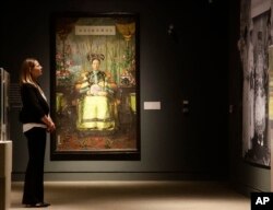 Catherine Shiao looks at the exhibition "Empress Dowager, Cixi." at Orange County's Bowers Museum, Nov. 9, 2017, in Santa Ana, Calif. The exhibit focuses on Cixi, the mysterious woman who quietly ruled China with an iron fist from the mid-1800s until her death in 1908.